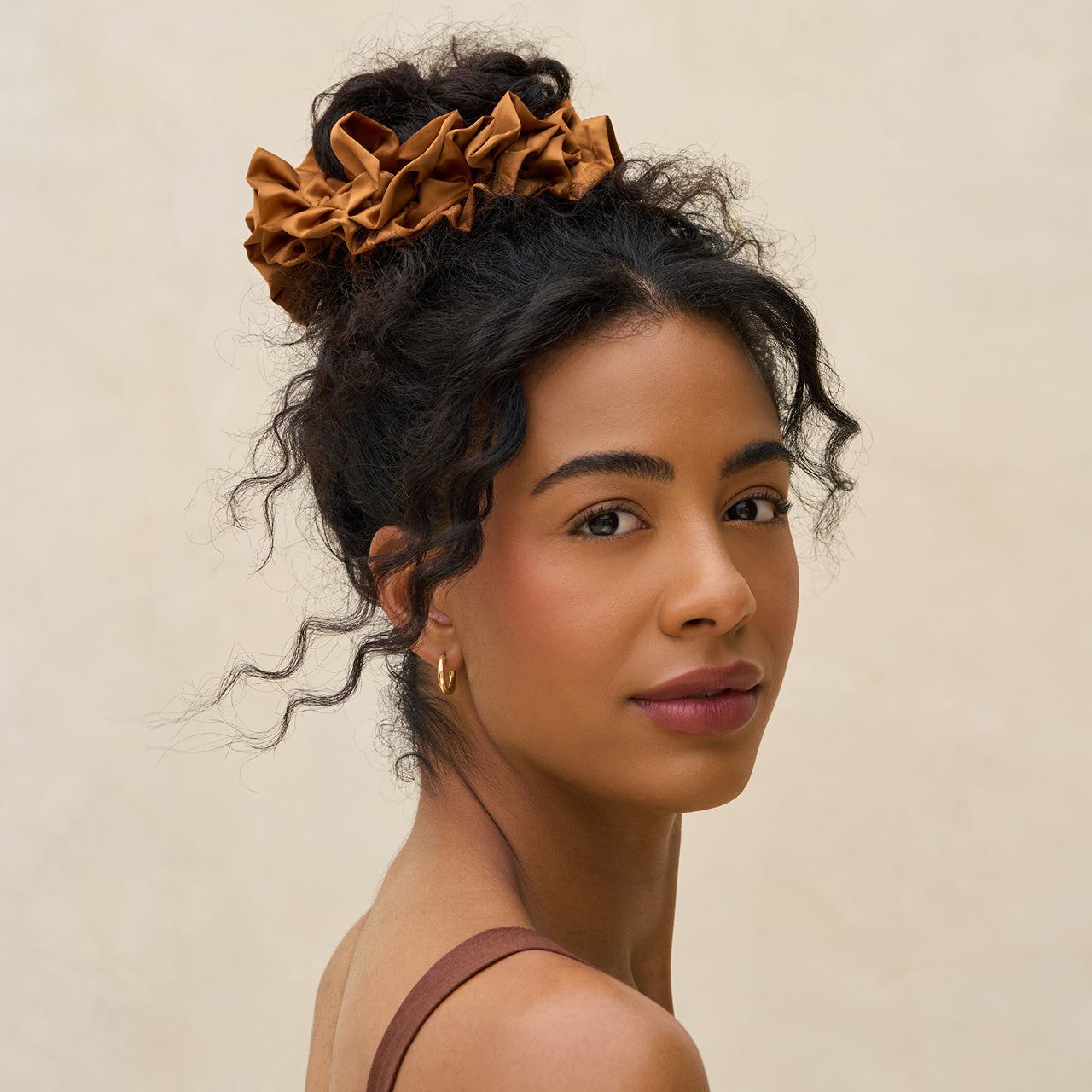 Scrunchie con volantes camel