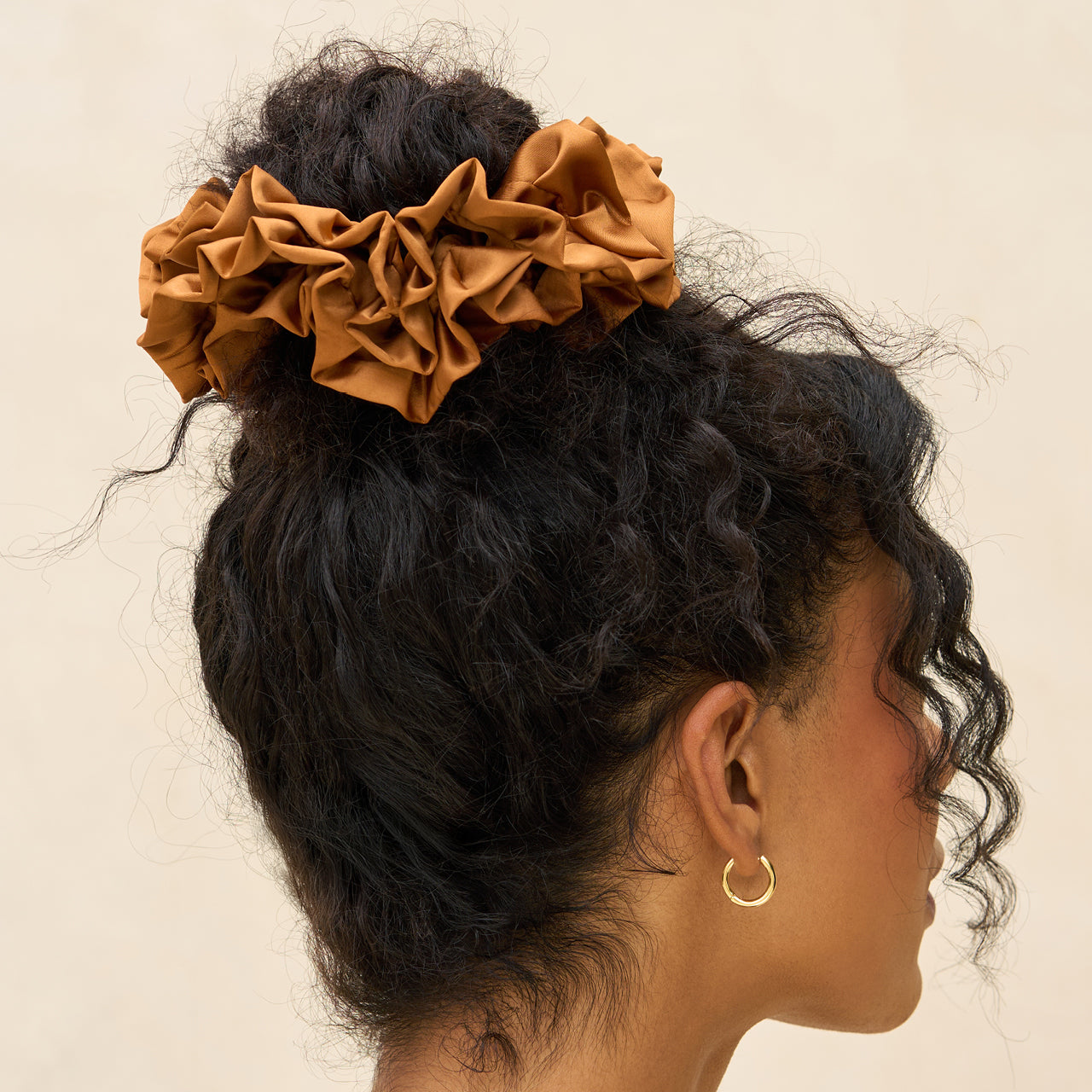 Scrunchie con volantes camel