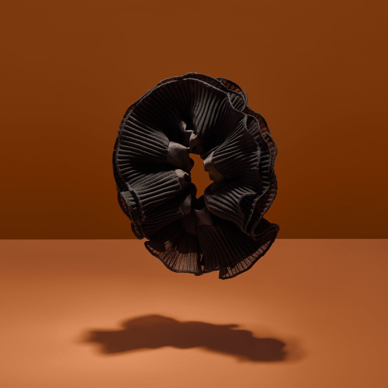 Scrunchie negro plisado de Halloween