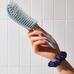 Brosse démêlante flexible bleu brume